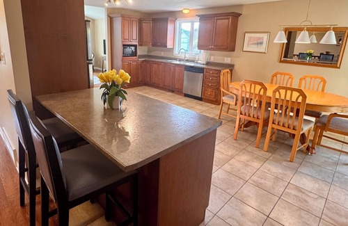 Cornwall House | Charming Bungalow in quiet neighbourhood