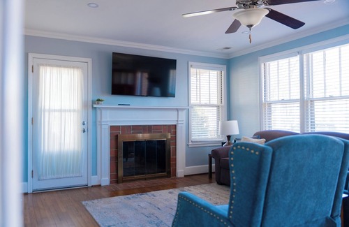 Forest Acres House | Charming Bungalow, King Bed, 5min to Ft. Jackson and Downtown