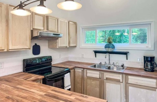 Fairhope House | Charming Bungalow Min From Shopping & Beaches