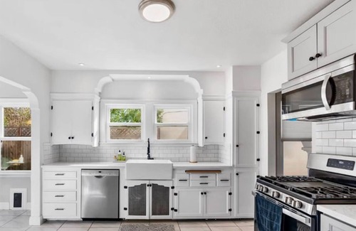 Burbank Gardens Neighborhood Association House | Charming bungalow: near downtown, bonus breakfast room, gardens, & patio