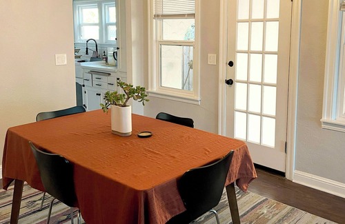 Burbank Gardens Neighborhood Association House | Charming bungalow: near downtown, bonus breakfast room, gardens, & patio