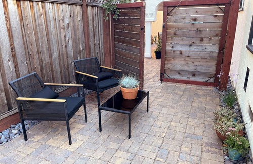 Burbank Gardens Neighborhood Association House | Charming bungalow: near downtown, bonus breakfast room, gardens, & patio