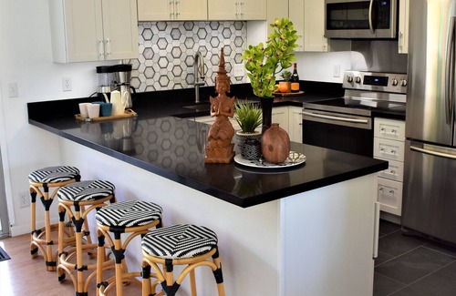 Kamuela House | Charming bungalow near world class resort beaches with ocean/sunset views.