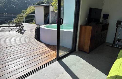 Punaauia House | Charming bungalow room Tahiti in fabulous Puna'auia with WiFi, AC