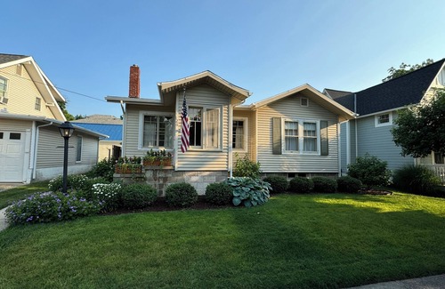 South Haven Cottage | Charming Bungalow Superior Street, Only 2 Blocks To Beach & Town