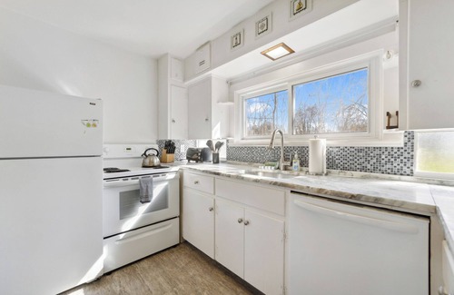 Fort Erie House | Charming Bunk Cottage on Beautiful Bay Beach!