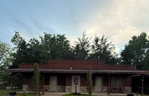 Eminence Villa | Charming Bunk House Suite in Eminence with AC/Heat, Kitchenette & full bath