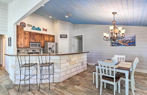 Silver Creek Village Cottage | Charming Burnet Cottage w/Lake View + Porch!