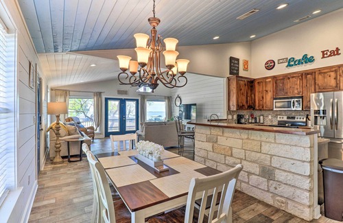 Silver Creek Village Cottage | Charming Burnet Cottage w/Lake View + Porch!