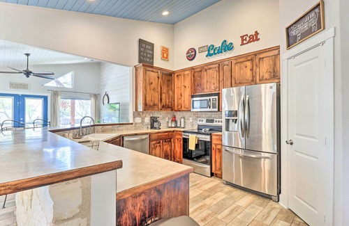 Silver Creek Village Cottage | Charming Burnet Cottage w/Lake View + Porch!
