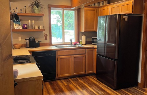 Enumclaw Cabin | Charming Cabin Getaway Near Hiking Trails & Ski Slopes
