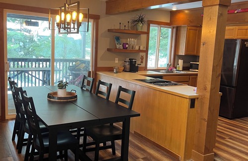 Enumclaw Cabin | Charming Cabin Getaway Near Hiking Trails & Ski Slopes
