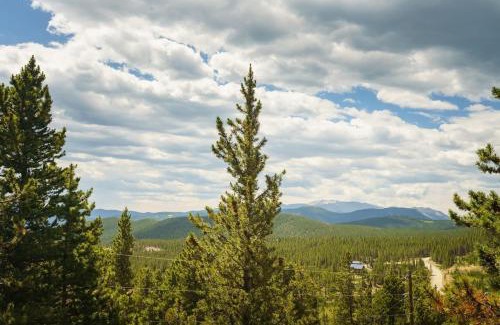 Saint Mary's House | Charming Cabin Home W Mountain View Spa & Sauna