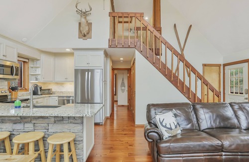 Basye Cabin | Charming Cabin Just 1 Block from Bryce Resort VA ~Pool~Golf~Bike~Lake~Hike~Wine