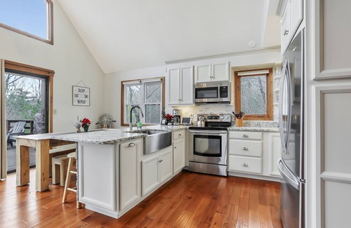 Basye Cabin | Charming Cabin Just 1 Block from Bryce Resort VA ~Pool~Golf~Bike~Lake~Hike~Wine