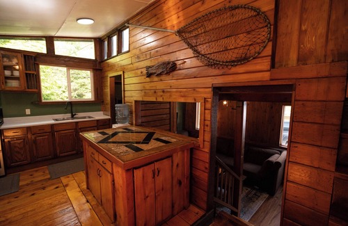 Ketchikan House | Charming Cabin Retreat – Walk to Whipple Creek, Private nearly acre.