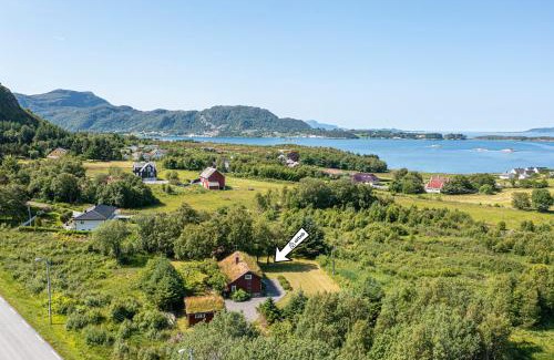 Midsund House | Charming cabin retreat by the coast in Midsund