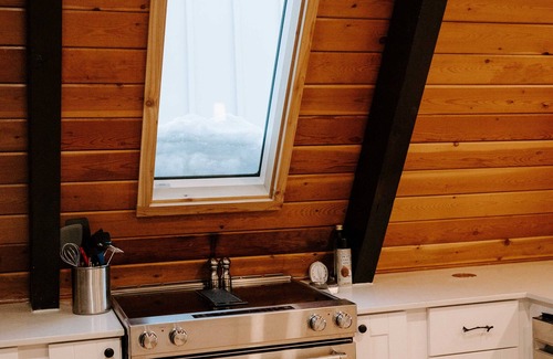 Donnelly Cabin | Charming cabin tucked near Cascade Lake