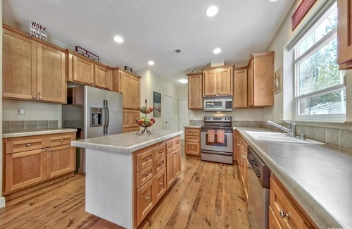 Bijou Park House | Charming cabin in South Lake Tahoe (close to lake + hot tub + yard)
