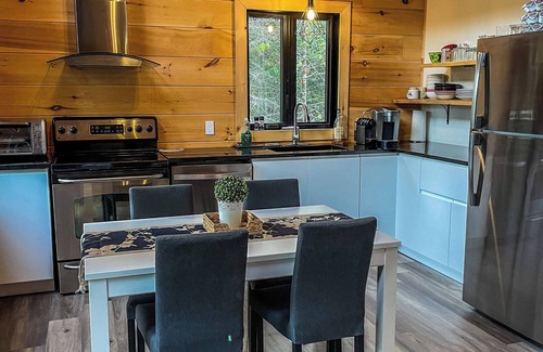 La Baie Ski Chalet | Charming Cabin with Lake View