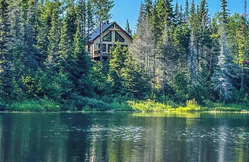 La Baie Ski Chalet | Charming Cabin with Lake View