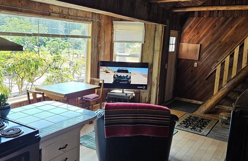Poulsbo Cabin | Charming cabin with loft bedroom in Poulsbo