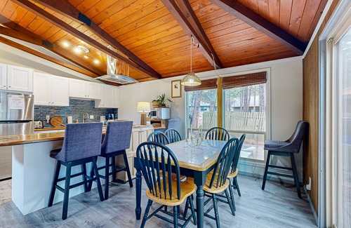 Sunriver House | Charming cabin with SHARC amenity passes, WiFi, streaming, private hot-tub