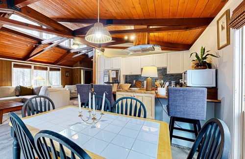 Sunriver House | Charming cabin with SHARC amenity passes, WiFi, streaming, private hot-tub