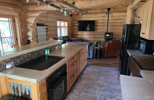 White Cloud Cabin | Charming cabin with AC on Diamond Lake