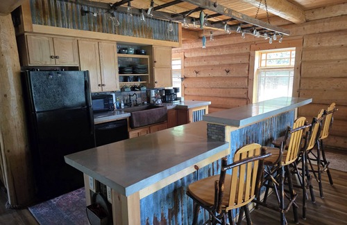 White Cloud Cabin | Charming cabin with AC on Diamond Lake