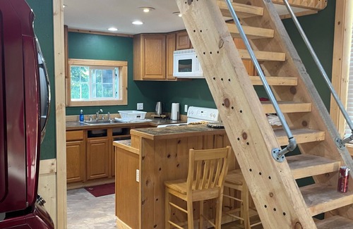 Enterprise Cabin | Charming cabin with WiFi and AC in serene Joseph