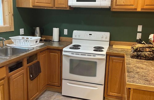 Enterprise Cabin | Charming cabin with WiFi and AC in serene Joseph