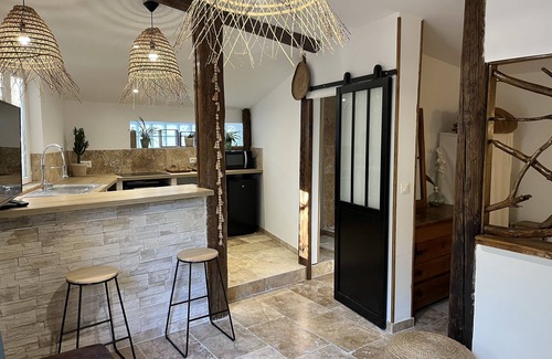 Barbentane Apartment | Charming cafoutchi at the foot of Montagnette