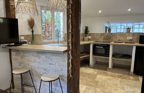 Barbentane Apartment | Charming cafoutchi at the foot of Montagnette