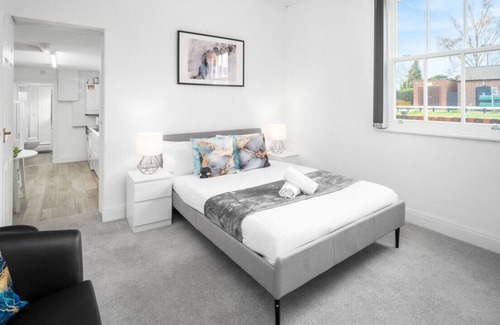 Birmingham Apartment | Charming Canal Side Apartment - Parking