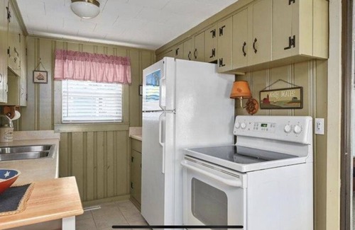 Bass River House | Charming Cape Cod Family Cottage - 5 min walk to beach! BRING FIDO!