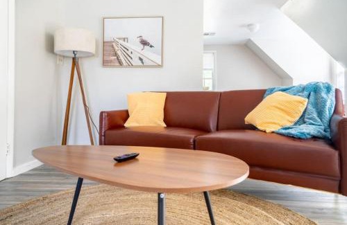 Lincoln Terrace Apartment | Charming Carriage Cottage from 1920s