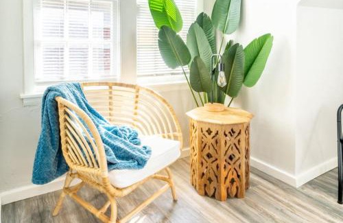 Lincoln Terrace Apartment | Charming Carriage Cottage from 1920s