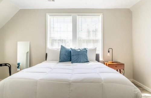 Lincoln Terrace Apartment | Charming Carriage Cottage from 1920s