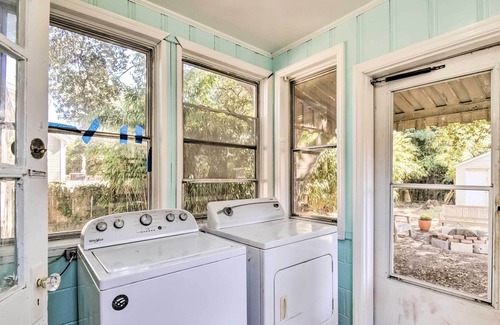East Ocean View Cottage | Charming 'Castaway Cottage' - Walk to Beach!