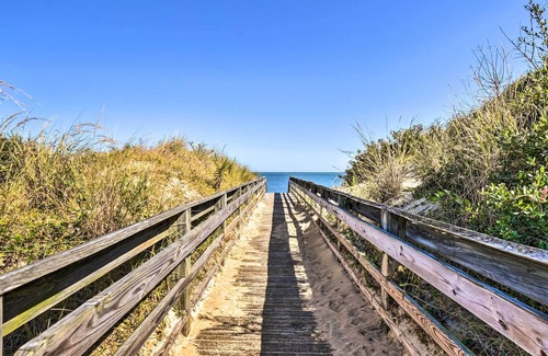 East Ocean View Cottage | Charming 'Castaway Cottage' - Walk to Beach!