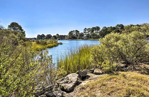 East Ocean View Cottage | Charming 'Castaway Cottage' - Walk to Beach!