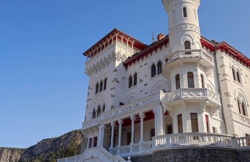 Jausiers Apartment | Charming Castle Apartment for 6 with Pool, Sauna, and Free WiFi in Jausiers