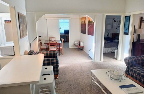 Mount Austin House | Charming "Castlereagh Cottage" with Free High Speed Wi-Fi