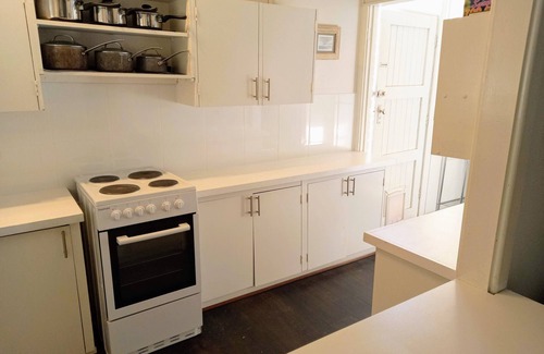 Mount Austin House | Charming "Castlereagh Cottage" with Free High Speed Wi-Fi