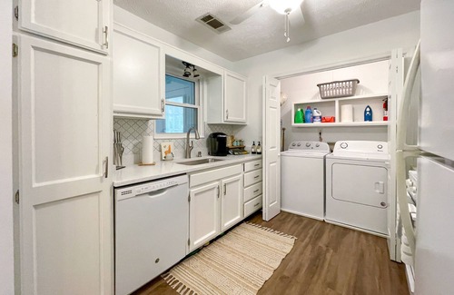 Acworth House | Charming Cat Cottage by Walking Trails - Near DWTWN Acworth - Kid Friendly