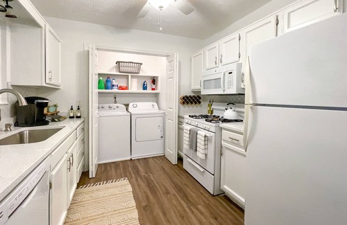 Acworth House | Charming Cat Cottage by Walking Trails - Near DWTWN Acworth - Kid Friendly