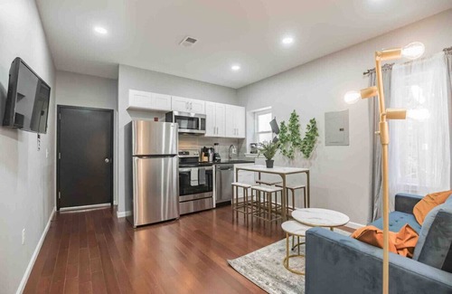 Center City West Apartment | Charming Center City 2BR | Sleeps 8 people |