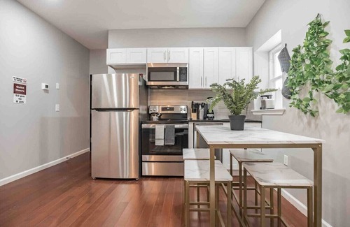 Center City West Apartment | Charming Center City 2BR | Sleeps 8 people |