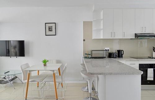 Sea Point Apartment | Charming Central Sea Point Haven 50m to Ocean